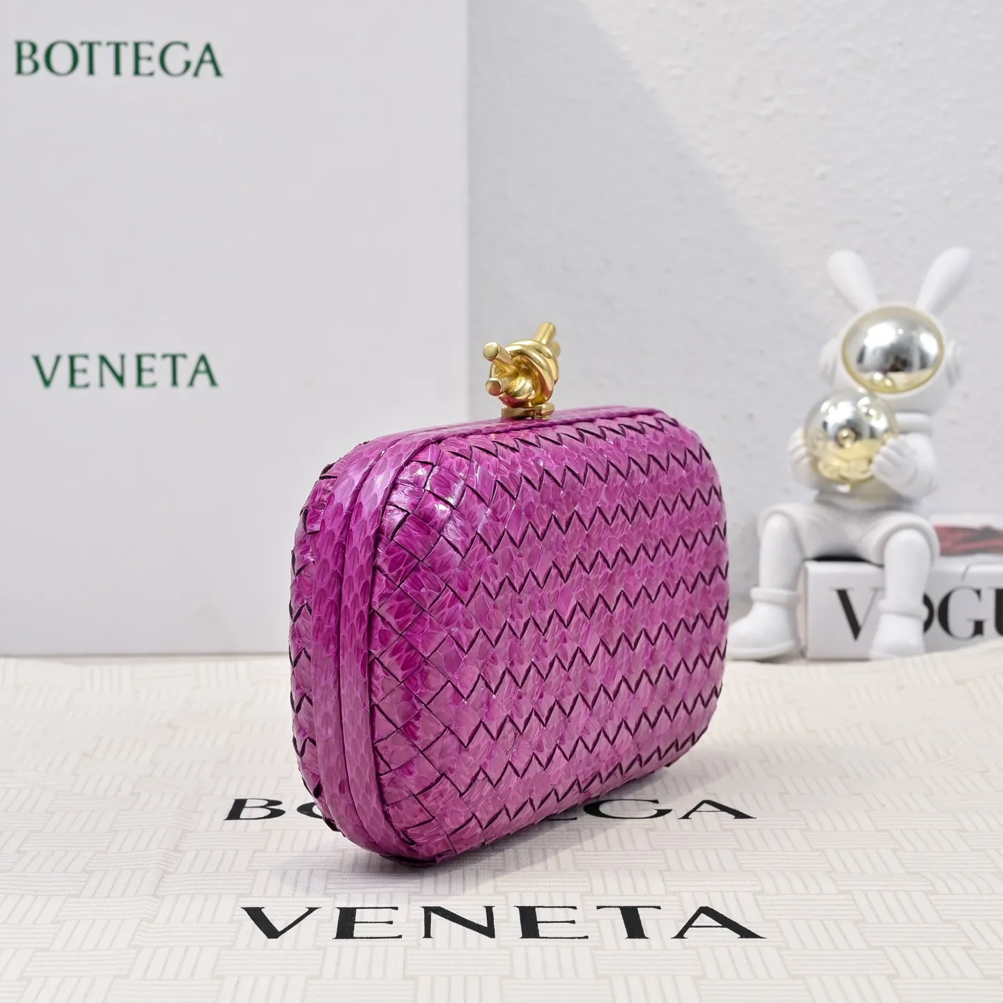 Batch 1860 #BV Knot snakeskin woven evening bag series 🐍 Fashion choice Rare snakeskin bags are full of charm 🌟Using snakeskin pattern woven with knot buckle, the unique texture makes you feel a different kind of refinement and elegance when you touch it 🎀 Its luster is low-key and luxurious, whether it is in the sun or under the light, it can reflect the charming colors 🌈 Holding it in your hand or hanging on your wrist will make you look more elegant and charming✨✨ Model: 717622 Size: 20x12x5.5